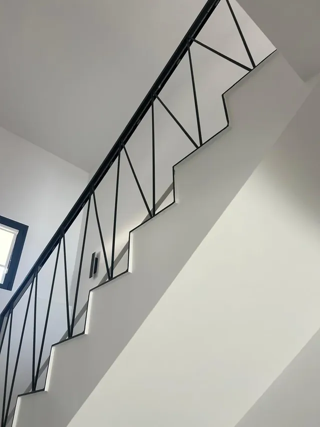 Barandilla de escalera interior en acero negro con barrotes en zigzag