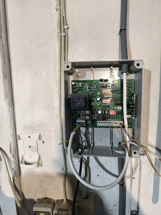 Cuadro de control electrónico de un automatismo de garaje