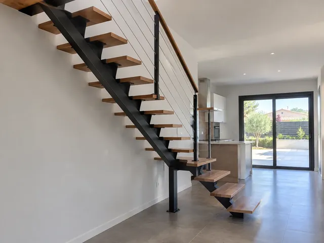 Escalera metálica con peldaños de madera en el interior de una casa