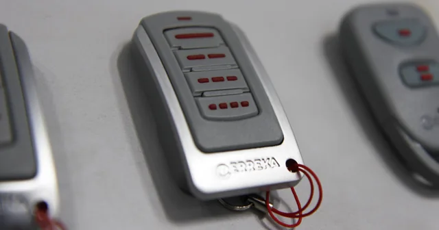Mando a distancia de garaje de cuatro botones
