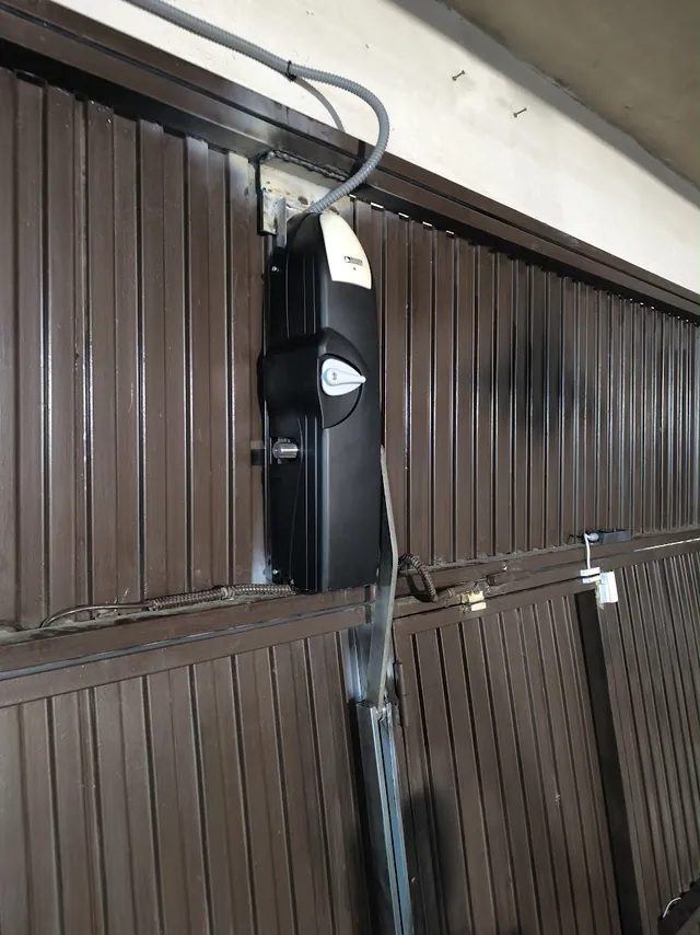 Motor de puerta basculante de garaje con brazo de arrastre