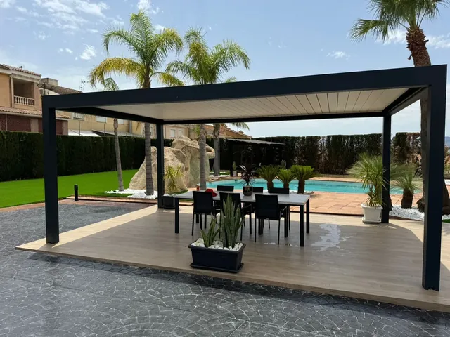 Pérgola de lamas en gris antracita junto a una piscina