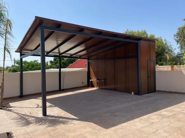 Porche con estructura metálica y cubierta de panel