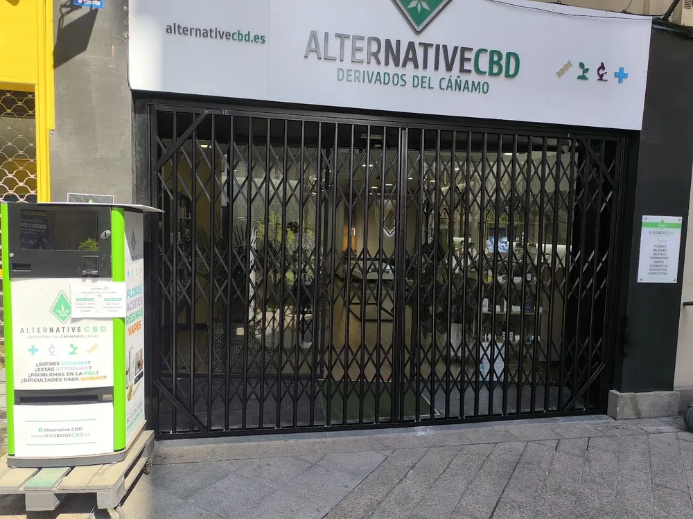 Puerta ballesta de seguridad para comercio en Murcia