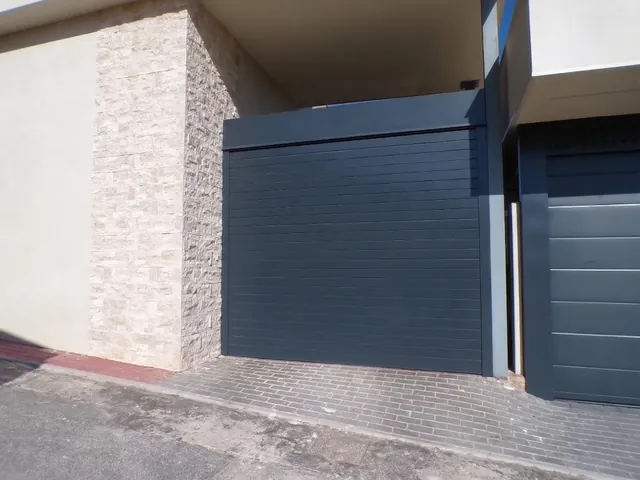 Persiana enrollable de aluminio en gris antracita en una vivienda