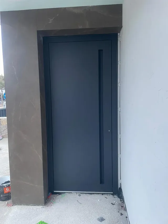 Puerta de entrada exterior en gris antracita