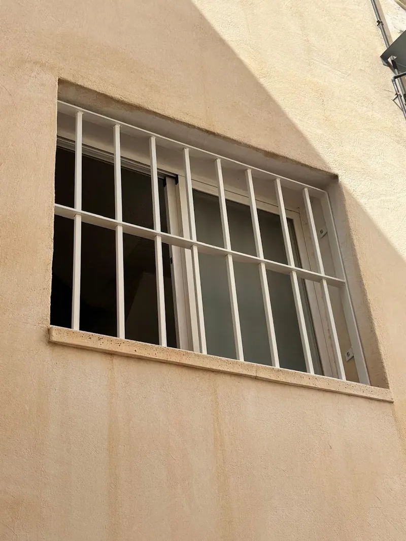 Reja de ventana en fachada de vivienda en Murcia