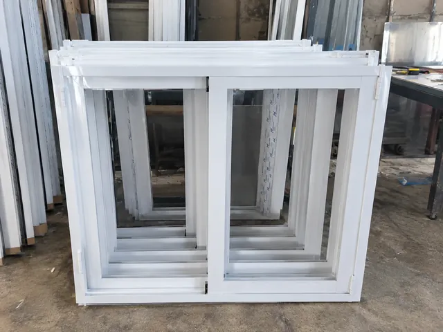 Ventanas correderas de aluminio blancas recién fabricadas en nuestro taller de Murcia